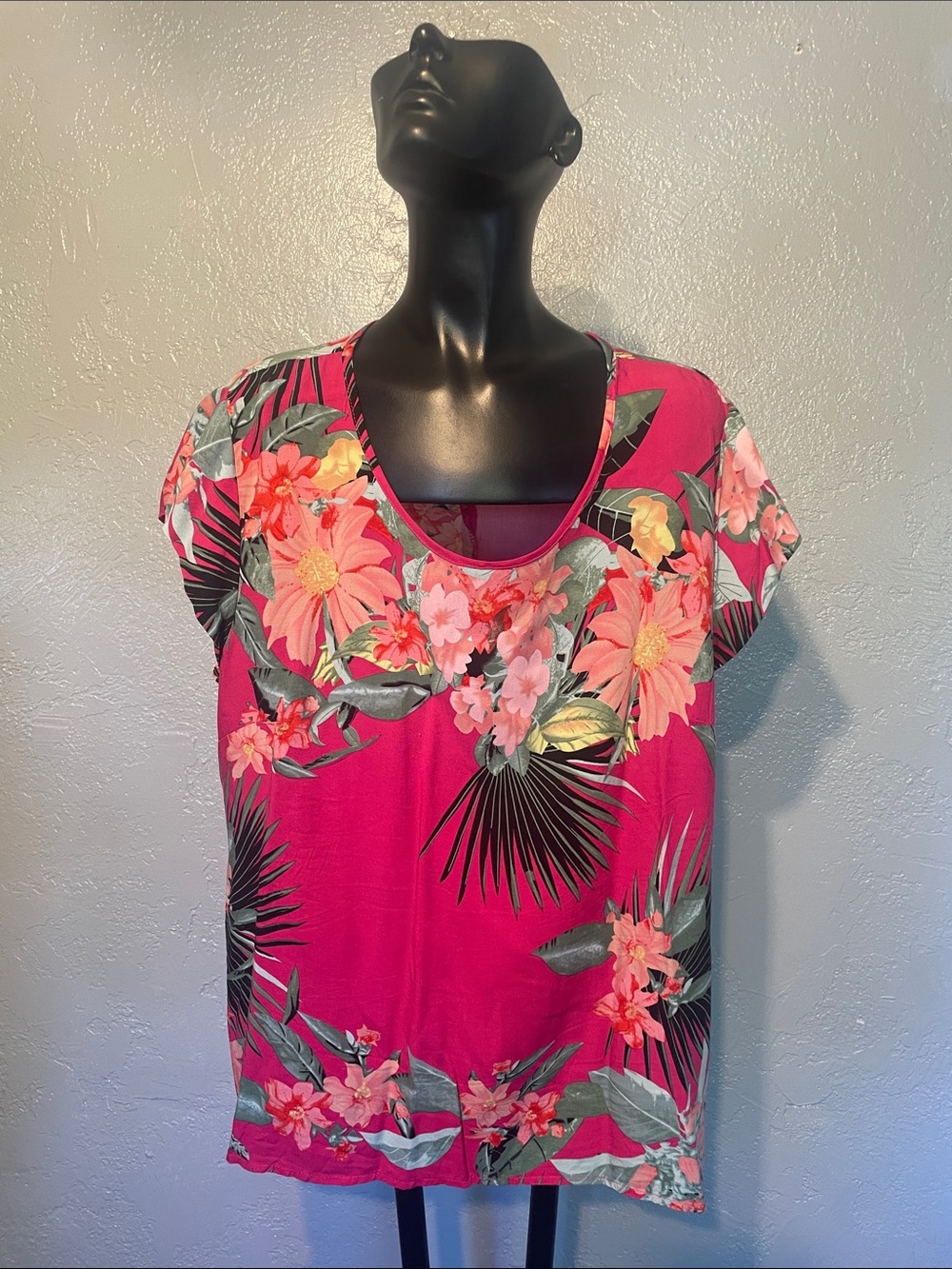 Tropical Floral Scoop Neck Blouse in Hot Pink rayon